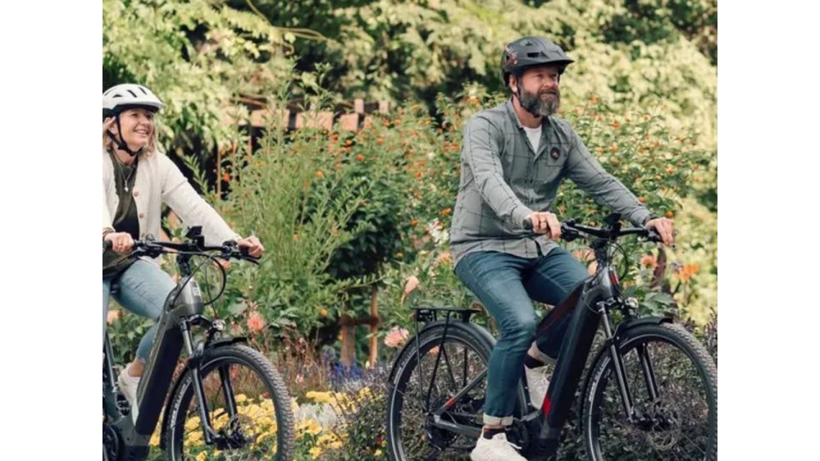 Deux cyclistes à vélo électrique dans un parc