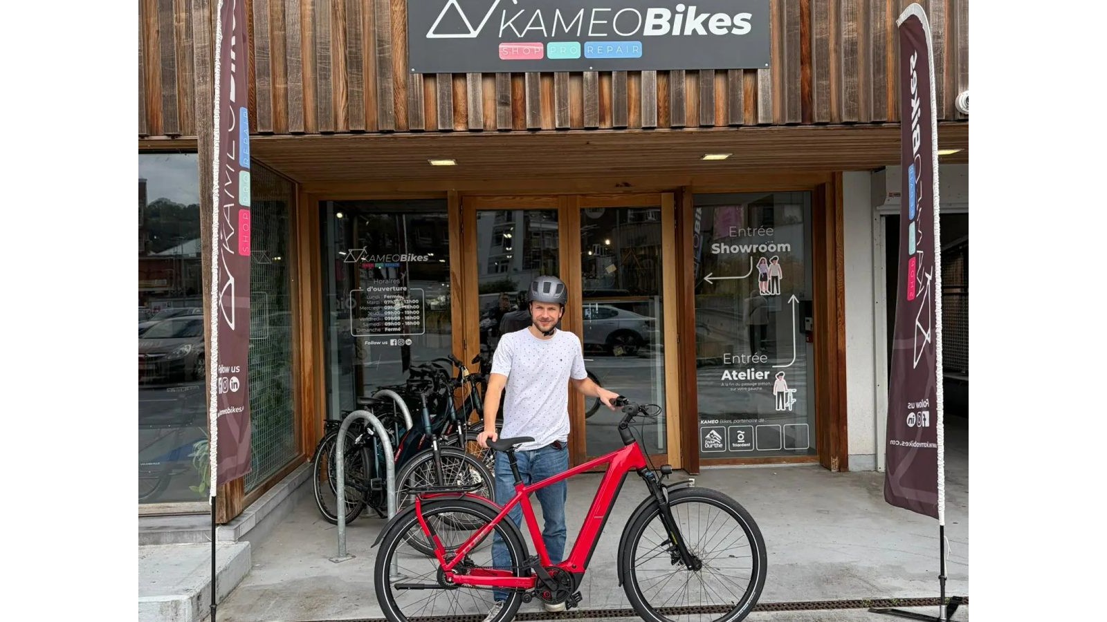 Le magasin KAMEO Bikes et un vélo électrique devant la vitrine